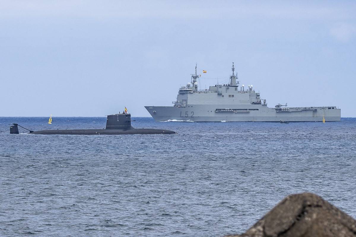 El S-81 pasa por delante del buque de asalto anfibio “Castilla” durante la parada naval de Las Palmas. (foto Antonio Rodriguez Santana) El S-81 pasa por delante del buque de asalto anfibio “Castilla” durante la parada naval de Las Palmas. (foto Antonio Rodriguez Santana)