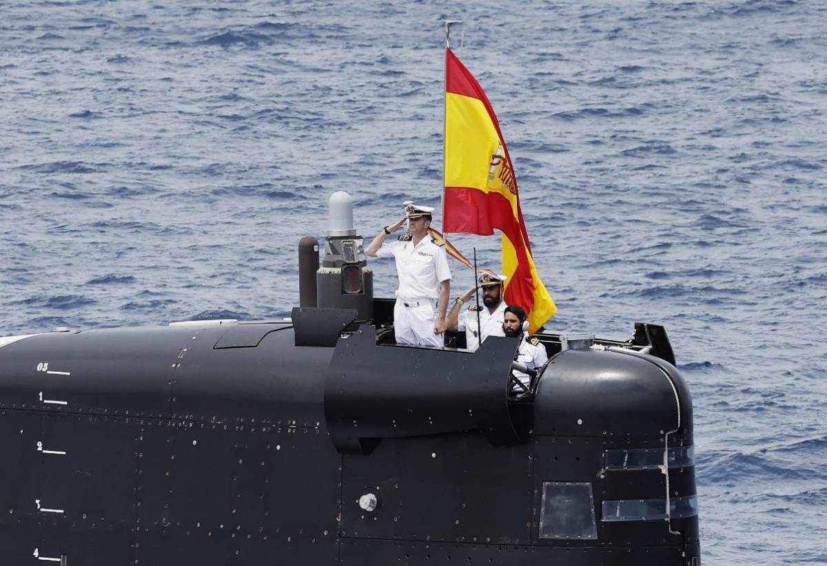 Detalle de la vela del S-81, se ve saludando a su Comandante desde el puente de navegación en superficie, y el mástil de búsqueda optrónico. (foto MDE) Detalle de la vela del S-81, se ve saludando a su Comandante desde el puente de navegación en superficie, y el mástil de búsqueda optrónico. (foto MDE)