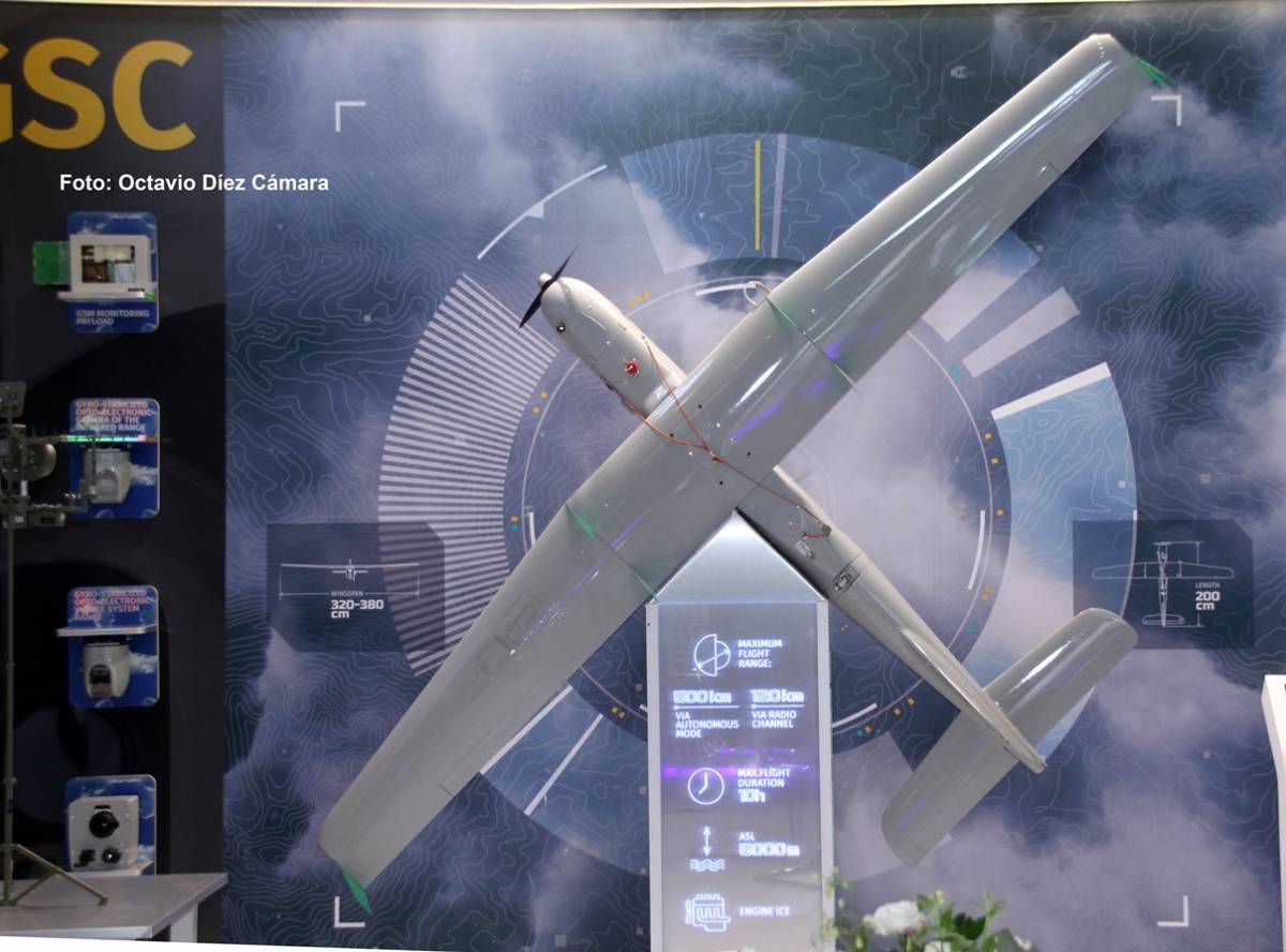 Rusia acaba de mostrar una versin de su UAV Orlan-10E mejorada en lo que a prestaciones y mdulos de vigilancia se refiere. (Octavio Dez Cmara)