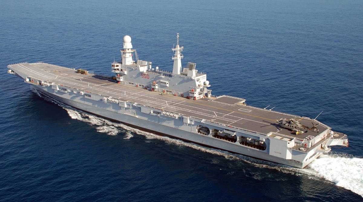 El portaaviones Cavour, que podra ser sustituido haca 2040 por otro de propulsin nuclear. (Foto Marina Militare italiana)