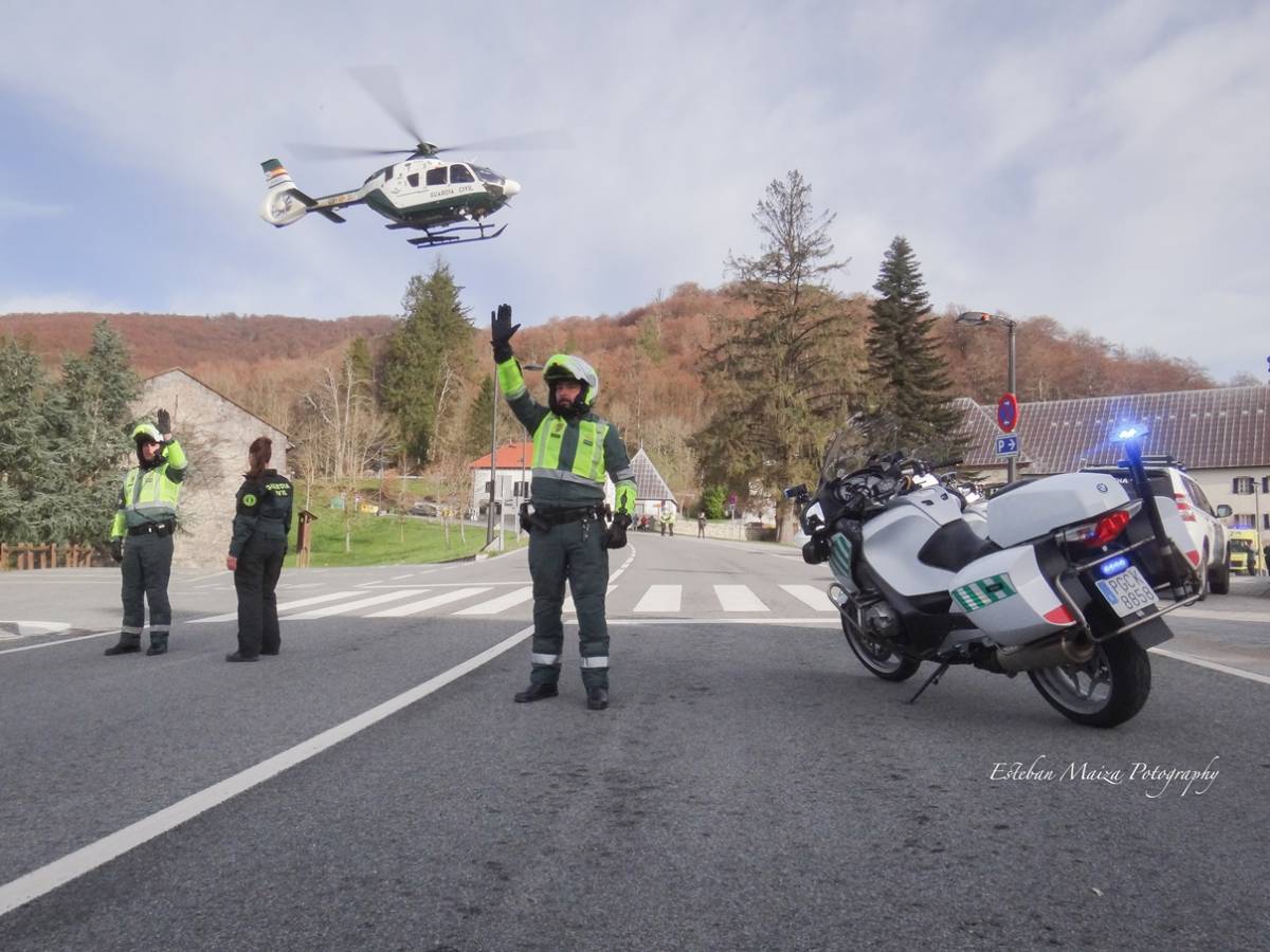 Agentes de la Guardia Civil de Trfico detienen la circulacin en una carretera de Navarra par el aterrizaje de un helicptero. (foto: Esteban Maiza)