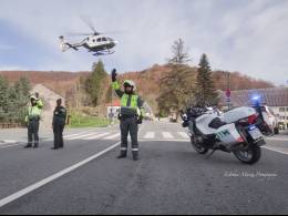 Agentes de la Guardia Civil de Trfico detienen la circulacin en una carretera de Navarra par el aterrizaje de un helicptero. (foto: Esteban Maiza)