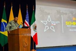 Intervenci�n del Almirante Alvin Holsey en el seminario. (foto: Estado Mayor Conjunto)