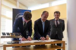 Firma del acuerdo entre ICEYE y la Fuerza A�rea Portuguesa. (foto: ICEYE)