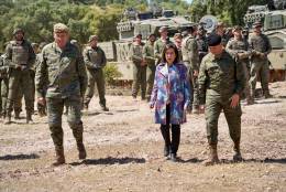 El general de Ejrcito Amador Enseat y Berea, actual JEME durante una visita a la Brigada Guzmn el Bueno X en Crdoba junto a la ministra de Defensa Margarita Robles (Ejrcito de Tierra)