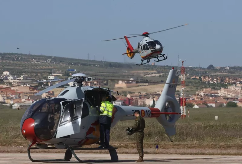En primer plano uno de los EC120B de la Escuela Militar de Helicópteros, en segundo plano se ve uno de los nuevos H145. Foto: Julio Maíz En primer plano uno de los EC120B de la Escuela Militar de Helicópteros, en segundo plano se ve uno de los nuevos H145. Foto: Julio Maíz