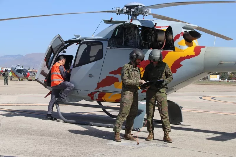 Profesor y alumno, en ambos casos de la Aviación del Ejército de Tierra, ante uno de los H120B. Foto: Julio Maíz Profesor y alumno, en ambos casos de la Aviación del Ejército de Tierra, ante uno de los H120B. Foto: Julio Maíz