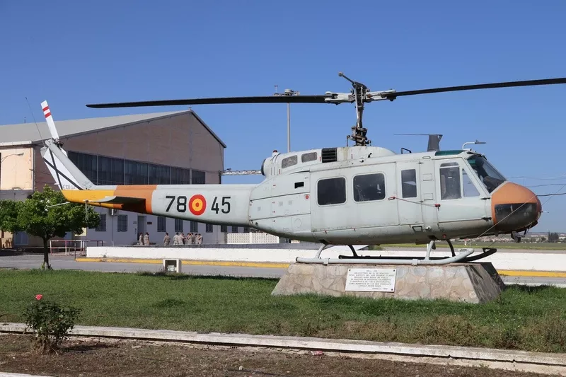 Otro de los históricos helicópteros de la Escuela es este Bell UH-1H “Iroquois”, que se puso de monumento de 1996, tras la baja del material.Foto: Julio Maíz Otro de los históricos helicópteros de la Escuela es este Bell UH-1H “Iroquois”, que se puso de monumento de 1996, tras la baja del material.Foto: Julio Maíz