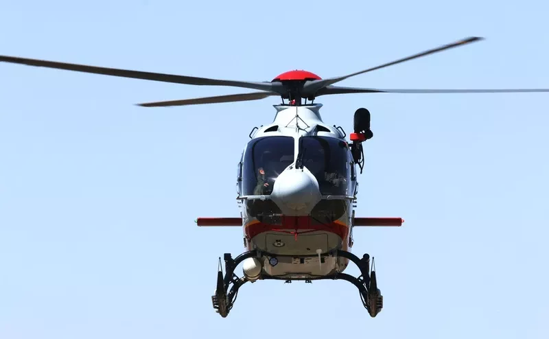 Vista frontal de uno de los nuevos H135, destaca el sistema de grúa, que se ve en la foto a la derecha. Foto: Julio Maíz Vista frontal de uno de los nuevos H135, destaca el sistema de grúa, que se ve en la foto a la derecha. Foto: Julio Maíz