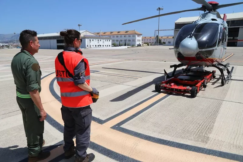 Mecánicos de línea posicionan un H135, para su empleo en una nueva misión de enseñanza. Foto: Julio Maíz Mecánicos de línea posicionan un H135, para su empleo en una nueva misión de enseñanza. Foto: Julio Maíz