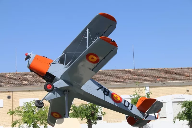 El único avión que se conserva en la Base de Armilla, es este CASA-Bücker 1.131E “Jungmann”, que se empleó para formar a los alumnos del IMEC-EA (Instrucción Militar Escala Complemento-Ejército del Aire). Foto: Julio Maíz El único avión que se conserva en la Base de Armilla, es este CASA-Bücker 1.131E “Jungmann”, que se empleó para formar a los alumnos del IMEC-EA (Instrucción Militar Escala Complemento-Ejército del Aire). Foto: Julio Maíz