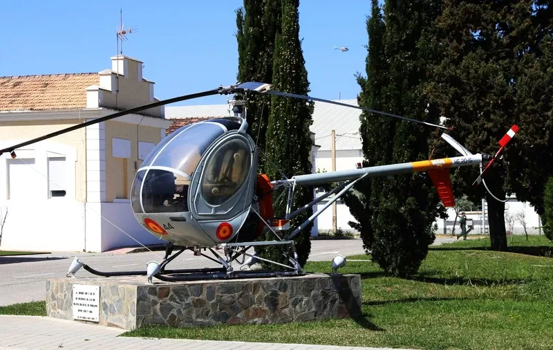 Otro clásico de la Escuela fue el helicóptero Hughes 269C (300C), al que sustituyó el actual EC120B. Foto: Julio Maíz Otro clásico de la Escuela fue el helicóptero Hughes 269C (300C), al que sustituyó el actual EC120B. Foto: Julio Maíz