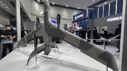 Al propulsor principal del sector trasero del fuselaje se aaden otros cuatro ms pequeos que capacitan al AR-36 para tomas y despegues en vertical.  Foto: Octavio Dez Cmara