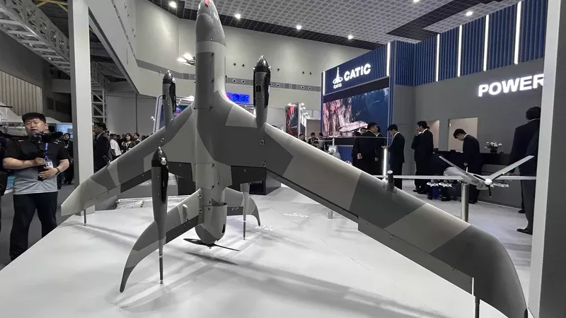 Al propulsor principal del sector trasero del fuselaje se aaden otros cuatro ms pequeos que capacitan al AR-36 para tomas y despegues en vertical.  Foto: Octavio Dez Cmara