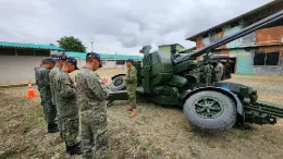 Alumnos del Ej�rcito Ecuatoriano durante una explicaci�n de un sistema de defensa a�rea.