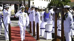 El �captain� Charles A. Chmielak llegando a la ceremonia en la que relev� al marino del mismo rango Teague J. Suarez. Foto: US Navy