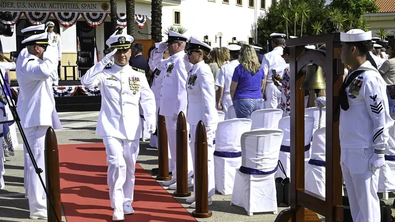 El “captain” Charles A. Chmielak llegando a la ceremonia en la que relevó al marino del mismo rango Teague J. Suarez. Foto: US Navy El “captain” Charles A. Chmielak llegando a la ceremonia en la que relevó al marino del mismo rango Teague J. Suarez. Foto: US Navy
