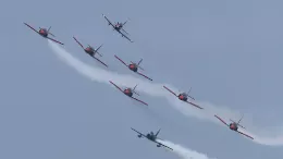 La Patrulla guila volando en formacin, encabezada por un PC-21 y seguida del F-86F. Foto: Julio Maz