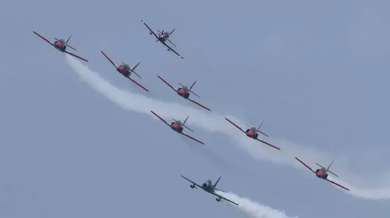 La Patrulla guila volando en formacin, encabezada por un PC-21 y seguida del F-86F. Foto: Julio Maz
