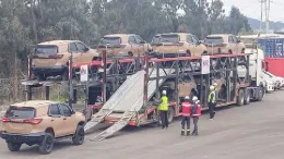 Llegada de las nuevas camionetas para el Ejrcito de Chile a bordo de un camin. Foto: Ejrcito de Chile