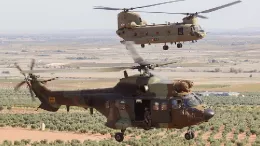 Un helicptero Sper Puma volando en formacin con un helicptero Chinook. Foto: Esteban Maiza
