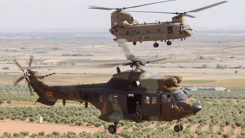 Un helicptero Sper Puma volando en formacin con un helicptero Chinook. Foto: Esteban Maiza