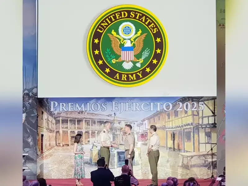 El Rey Felipe VI entrega la Distinción Especial al Ejército de los Estados Unidos de América en la gala Premios Ejército. El Rey Felipe VI entrega la Distinción Especial al Ejército de los Estados Unidos de América en la gala Premios Ejército.