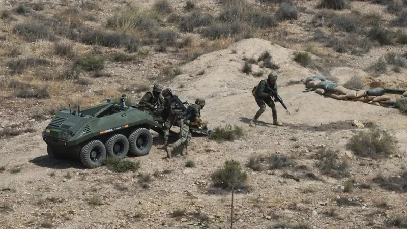 Legionarios subiendo un compañero “herido en combate” al ALANO. Foto Julio Maíz Legionarios subiendo un compañero “herido en combate” al ALANO. Foto Julio Maíz