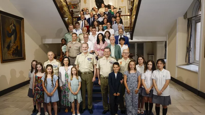 El Rey con los premiados y demás invitados en la gala de la 60a Edición de los Premios Ejército. Foto: Ejército de Tierra El Rey con los premiados y demás invitados en la gala de la 60a Edición de los Premios Ejército. Foto: Ejército de Tierra