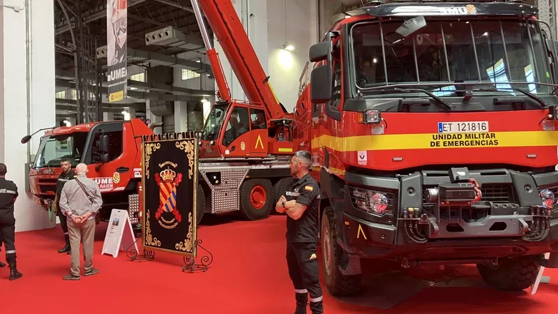 La nueva grúa Grove junto con la incorporación de nuevas tractoras Renault Trucks K 520 proporcionan nuevas capacidades a la UME. Foto: Antonio Ros Pau La nueva grúa Grove junto con la incorporación de nuevas tractoras Renault Trucks K 520 proporcionan nuevas capacidades a la UME. Foto: Antonio Ros Pau