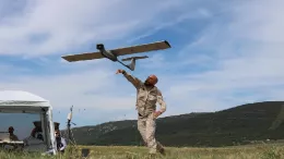 Un miembro de la BRIMAR realizando pruebas con el Seeker UAS. Foto: GMV