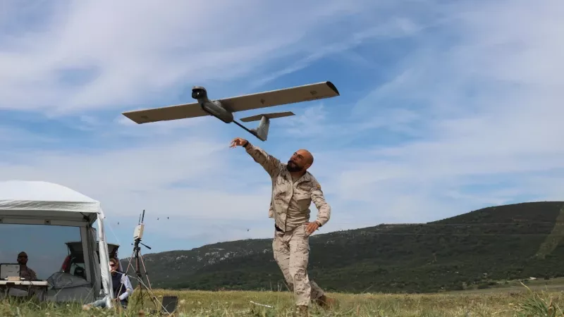 Un miembro de la BRIMAR realizando pruebas con el Seeker UAS. Foto: GMV Un miembro de la BRIMAR realizando pruebas con el Seeker UAS. Foto: GMV