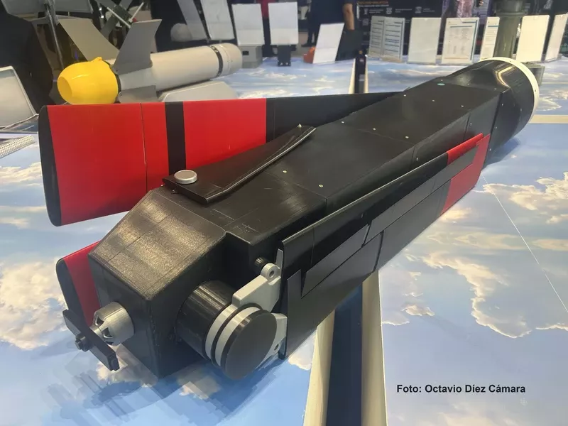 Munición merodeadoras Thunder 70V desarrollada por Irán. Foto: Octavio Díez Cámara Munición merodeadoras Thunder 70V desarrollada por Irán. Foto: Octavio Díez Cámara