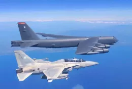 Un bombardero estratgico B-52 de la Fuerza Area de Estados Unidos escoltado por un FA-50 de la Fuerza Area de Filipinas. Foto: Fuerza Area de Filipinas