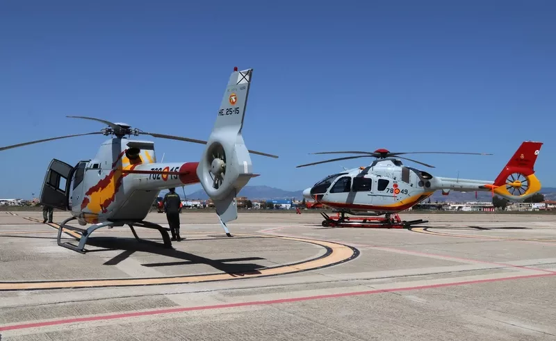 El helicpteros H135, a la derecha, sustituir a los actuales EC120B, como el que se ve a la izquierda. Foto Julio Maz