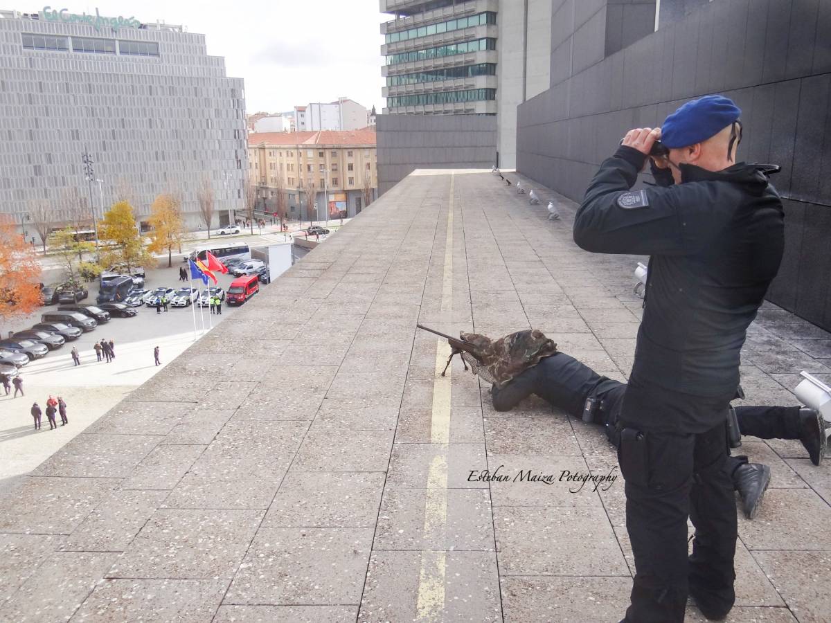Miembros del GOES de Policía Nacional dando seguridad a un evento desde un puesto de tiradores en altura. (foto: Esteban Maiza) Miembros del GOES de Policía Nacional dando seguridad a un evento desde un puesto de tiradores en altura. (foto: Esteban Maiza)
