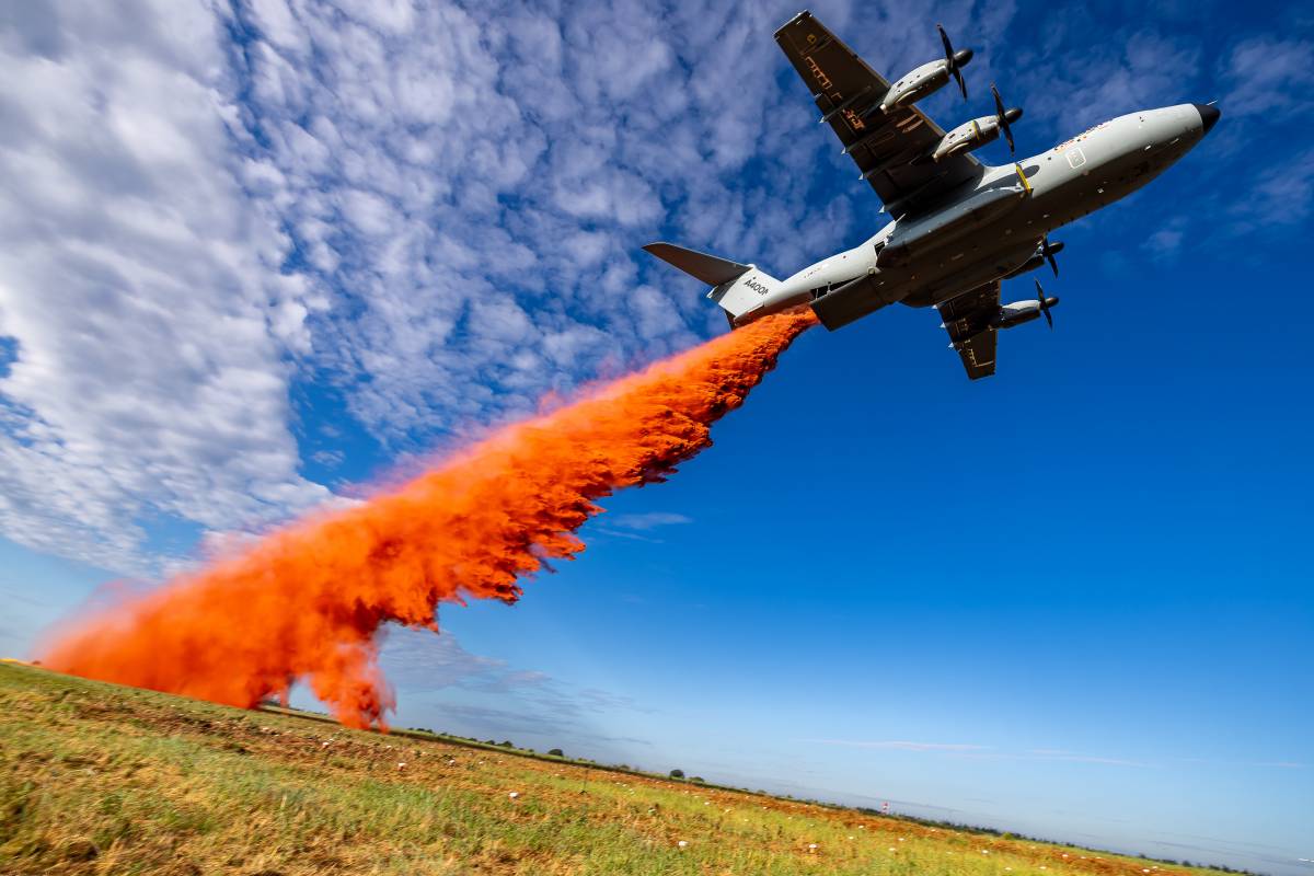 Un A400M efectuando una descarga durante la campaña de pruebas. (Airbus) Un A400M efectuando una descarga durante la campaña de pruebas. (Airbus)