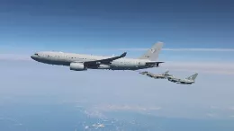 A330 MRTT reabasteciendo de combustible a un par de �Eurofighter�.