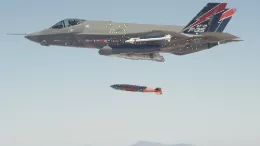 F-35A realizando una prueba de lanzamiento de bombas B61. Foto: USAF