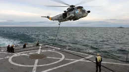 : Ejercicio de fast rope desde un Sea King de la Armada Argentina. Foto: Armada Argentina