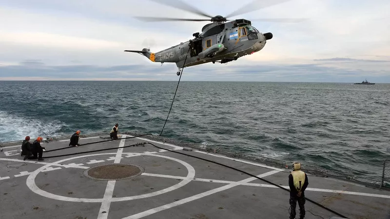 : Ejercicio de fast rope desde un Sea King de la Armada Argentina. Foto: Armada Argentina