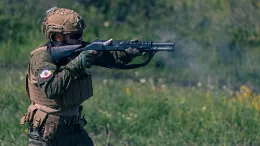 Un infante de Marina dispara su escopeta Benelli M4A1, con ca��n de 14 pulgadas y culata telesc�pica, se observa como se expulsa el cartucho del 12. (foto EMAD)