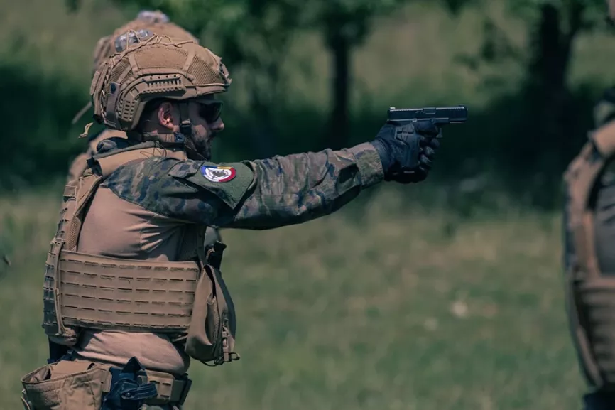 Un infante de Marina apunta su nueva pistola Glock 45, le protege un chaleco portaplacas, suministrados por la empresa española El Siglo (la bolsillería es de Bulltac, marca de Viator Plus Ultra ya que el acuerdo diferencia chalecos, cinturones y bolsillería), y un casco táctico de la firma Fedur. (foto EMAD)