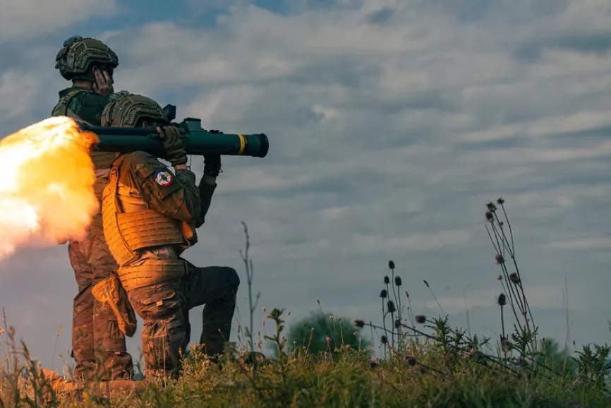 Aunque es un arma veterana, el disparo del lanzacohetes Instalaza C-90, por parte de un infante de Marina, es siempre espectacular. (foto EMAD)