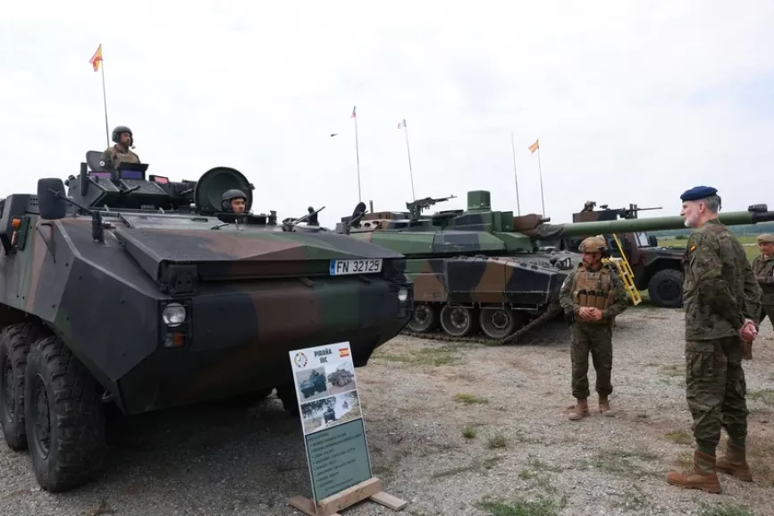 El Rey Felipe VI observa una exposición de medios blindados, en primer plano un 8x8 “Piraña” IIIC de la Infantería de Marina española, en segundo plano podemos ver un carro de combate “Leclerc” del Armée de Terre francés. (foto Casa Real)