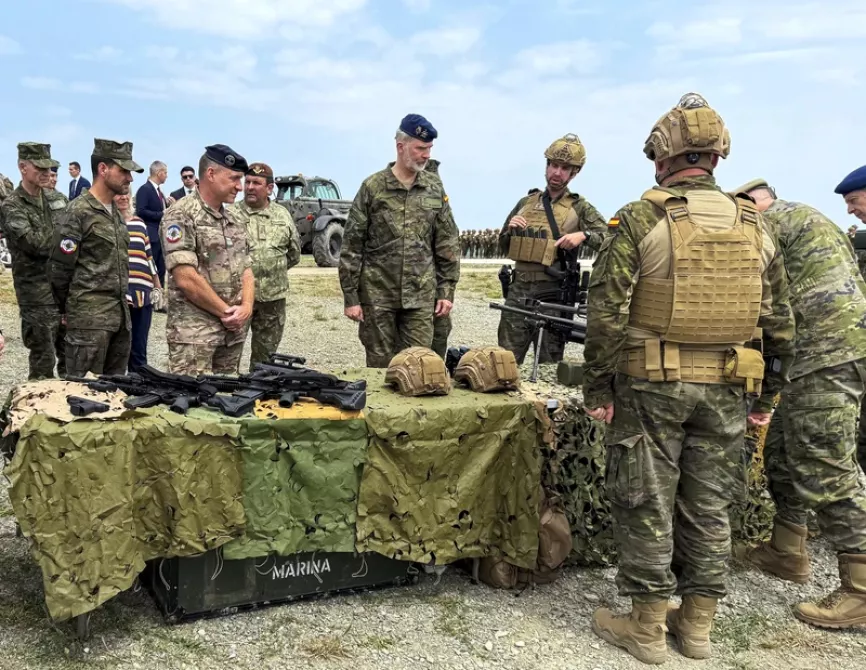 El Rey observa una mesa con armamento de los infantes de Marina, en el lado izquierda se ven los fusiles de asalto HK416 y HK417, y lanzagranadas HK GLM A1 del calibre de 40 mm. (foto Ministerio de Defensa)