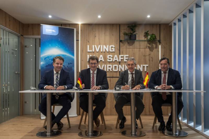 Desde la izquierda: Dirk Krogmann; Senior Vice President, Future Technologies, Diehl Defence; Dr. Harald Buschek, Chief Program Officer, Diehl Defence; José Julián Echevarría, director general de Aeroespacial y Defensa en Sener; y Rafael Orbe, director general de Defensa en Sener. Desde la izquierda: Dirk Krogmann; Senior Vice President, Future Technologies, Diehl Defence; Dr. Harald Buschek, Chief Program Officer, Diehl Defence; José Julián Echevarría, director general de Aeroespacial y Defensa en Sener; y Rafael Orbe, director general de Defensa en Sener.