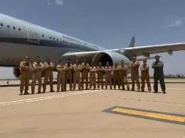 Dos pilotos franceses y marroques frente a un avin cisterna A330-243MRTT francs. Foto: Fuerza Area Francesa.