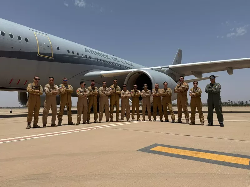 Dos pilotos franceses y marroquíes frente a un avión cisterna A330-243MRTT francés. Foto: Fuerza Aérea Francesa. Dos pilotos franceses y marroquíes frente a un avión cisterna A330-243MRTT francés. Foto: Fuerza Aérea Francesa.