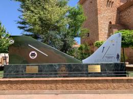Colas de los citados aviones de combate, a la derecha la de un AV-8B Harrier II y a su lado la de un F-4C Phantom II (Armada)